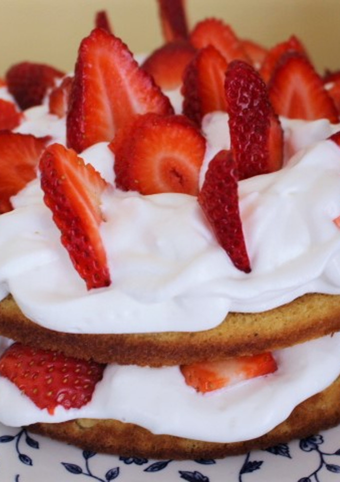 Una foto de Pastel de fresas ligero y sabroso