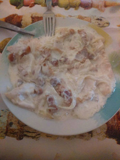 Una foto de Pechuga en salsa carbonara
