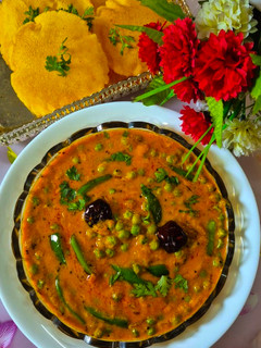 मटर कैप्सिकम करी विथ मक्का पूरी (Green Peas Capsicum Curry with Makka Poori) रेसिपी मुख्य फोटो