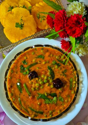 मटर कैप्सिकम करी विथ मक्का पूरी (Green Peas Capsicum Curry with Makka Poori) रेसिपी मुख्य फोटो