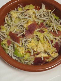 Una foto de Gulas revueltas con jamón y col al eneldo😜😋