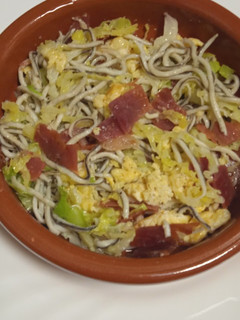 Una foto de Gulas revueltas con jamón y col al eneldo😜😋