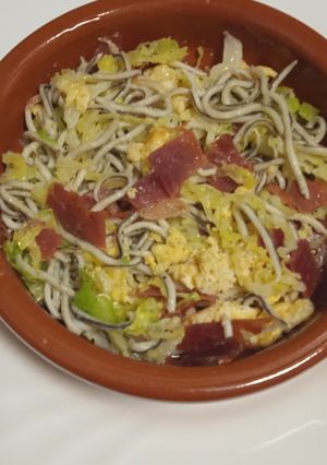 Foto principal de Gulas revueltas con jamón y col al eneldo😜😋
