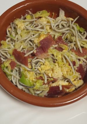 Una foto de Gulas revueltas con jamón y col al eneldo😜😋