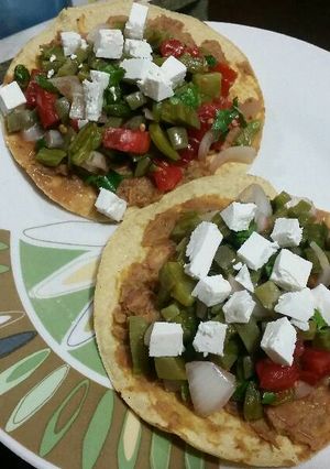 Una foto de Tostadas de nopales a la mexicana