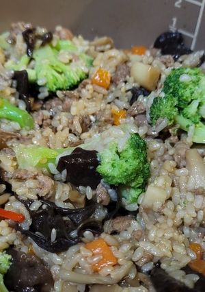 筊白筍時蔬糙米炊飯 的食譜成品照片