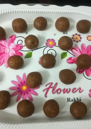 સૂંઠ ના લાડુ(sunth ladoo recipe in gujarati) રેસીપી મુખ્ય ફોટો