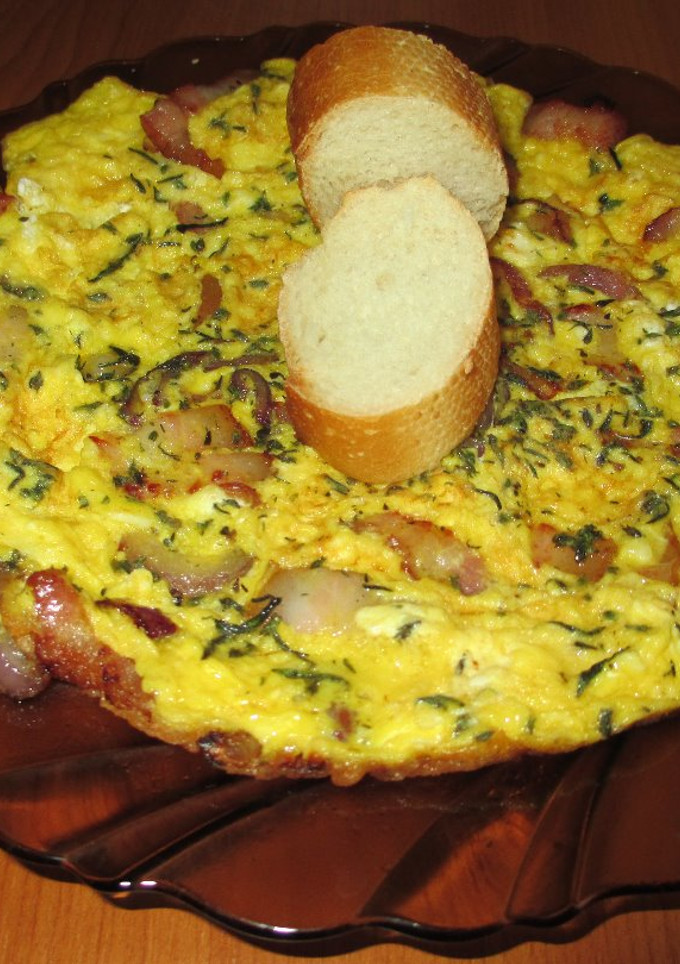 Una foto de Tortilla de huevos de pava con bacon, cebolla morada y tomillo