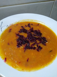 Una foto de Sopa de remolacha y verduras