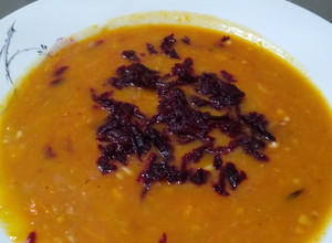Una foto de Sopa de remolacha y verduras