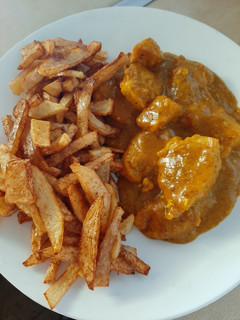 Una foto de Pavo al ajillo con patatas fritas