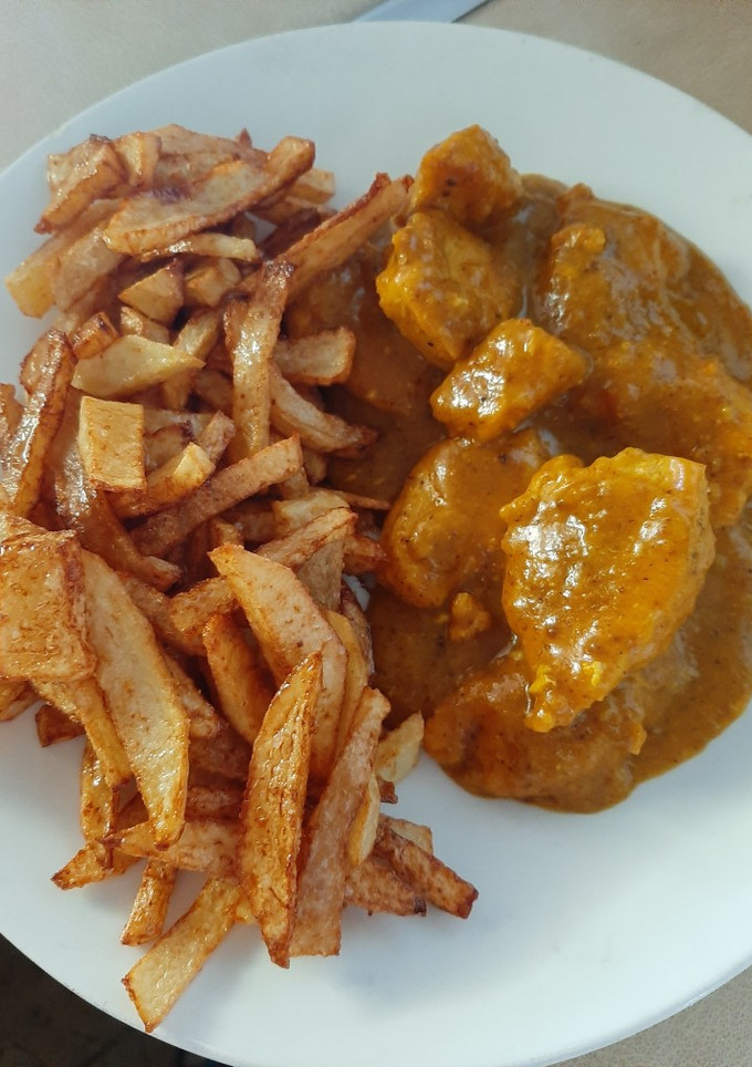 Una foto de Pavo al ajillo con patatas fritas