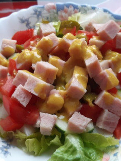Una foto de Chuletas de Sajonia en ensalada con aderezo de mostaza