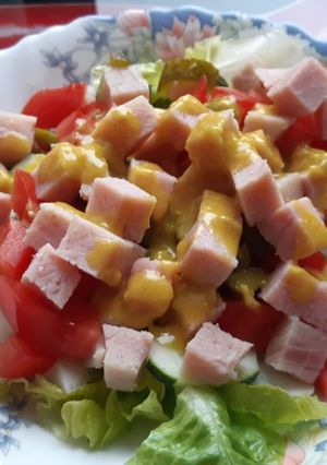 Una foto de Chuletas de Sajonia en ensalada con aderezo de mostaza