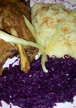 Sült kacsafertály tört burgonyával és párolt lilakáposztával recept fotója
