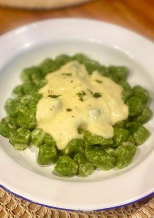 Una foto de Ñoquis de espinaca con crema de hinojo
