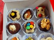 Una foto de bombones de chocolate y avellanas