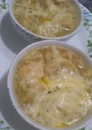 Una foto de Sopa de cebolla (soupe á l‘ oignons)