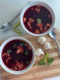 Una foto de Caldo de vegetales con pieles de vegetales (y calditos para usar después!)
