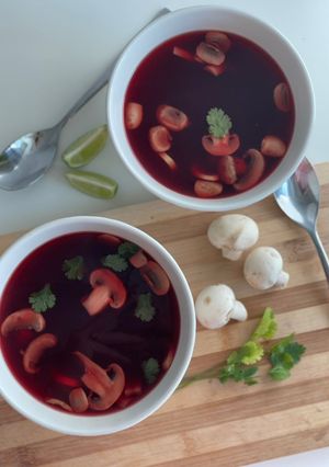 Una foto de Caldo de vegetales con pieles de vegetales (y calditos para usar después!)