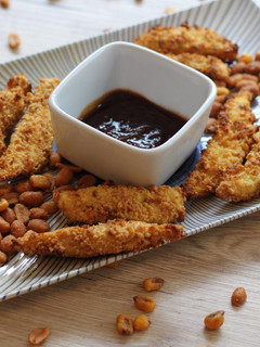 Una foto de Fingers de pollo al horno con kikos y cacahuetes