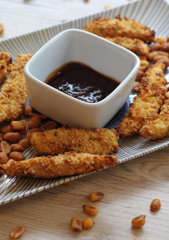 Una foto de Fingers de pollo al horno con kikos y cacahuetes