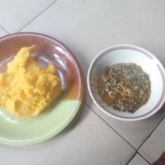A picture of Okro soup with yellow garri.