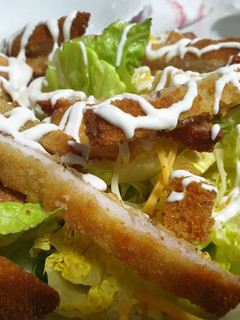 Una foto de Ensalada ranchera con lomo empanado🥬🥬