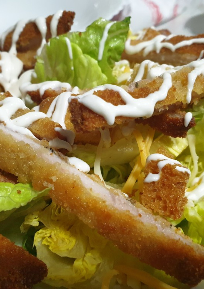 Una foto de Ensalada ranchera con lomo empanado🥬🥬