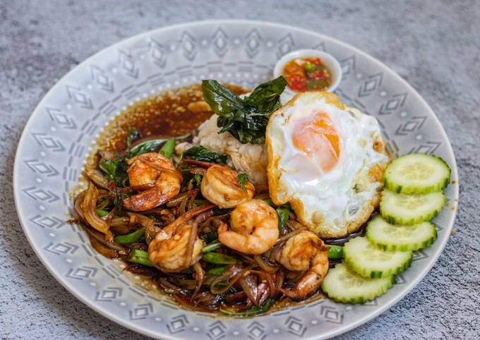 Spicy Thai Basil Prawns (Pad Krapow Guung)