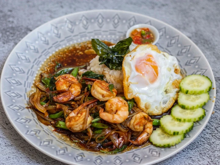 Easy Way Make Recipe Spicy Thai Basil Prawns (Pad Krapow Guung) that is So Delicious, Delicious}