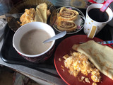 Desayuno de campeonesPanqueques y huevos revueltos