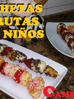 Una foto de Brochetas de frutas para niños