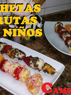 Una foto de Brochetas de frutas para niños