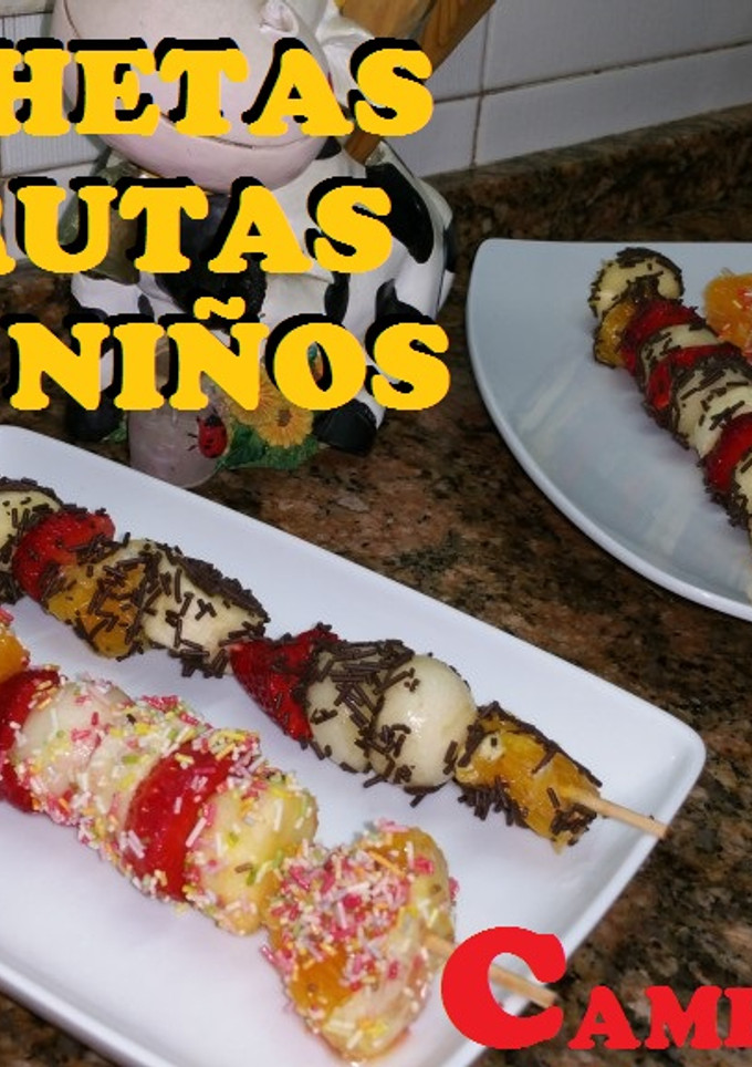 Una foto de Brochetas de frutas para niños