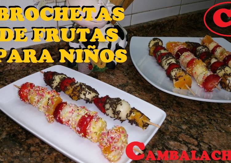 Brochetas de frutas para niños