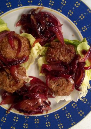 Foto di Conchiglie di lattuga con le polpette all'agradolce e cipolla