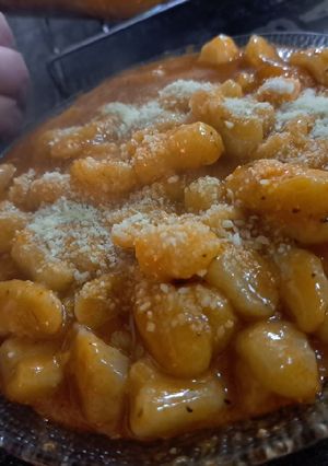 Una foto de Ñoquis de papa con estofado de alitas de pollo