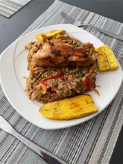 Una foto de Arroz tierra y mar, con robalo en salsa teriyaki