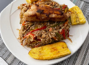 Una foto de Arroz tierra y mar, con robalo en salsa teriyaki