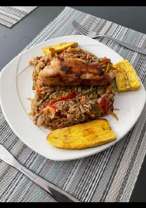 Una foto de Arroz tierra y mar, con robalo en salsa teriyaki