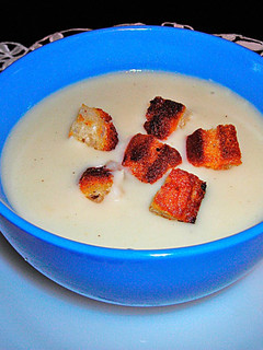 Una foto de Crema de chirivía con costrones de pan frito