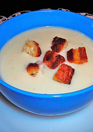 Una foto de Crema de chirivía  con  costrones de pan frito