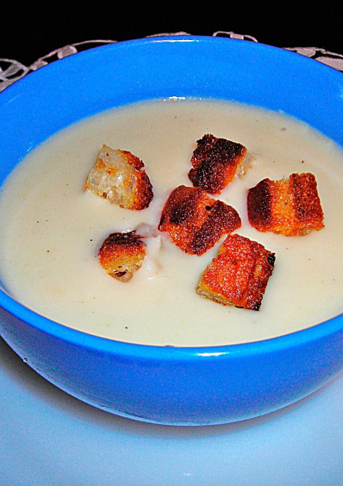 Una foto de Crema de chirivía  con  costrones de pan frito