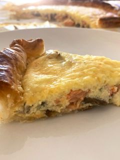 Una foto de Quiché de salmón y champiñones