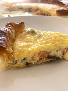 Una foto de Quiché de salmón y champiñones