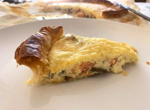 Una foto de Quiché de salmón y champiñones