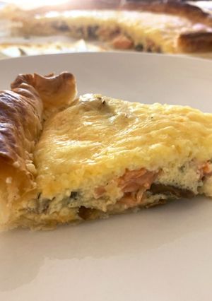 Una foto de Quiché de salmón y champiñones