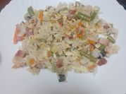 Una foto de arroz con verduras congeladas
