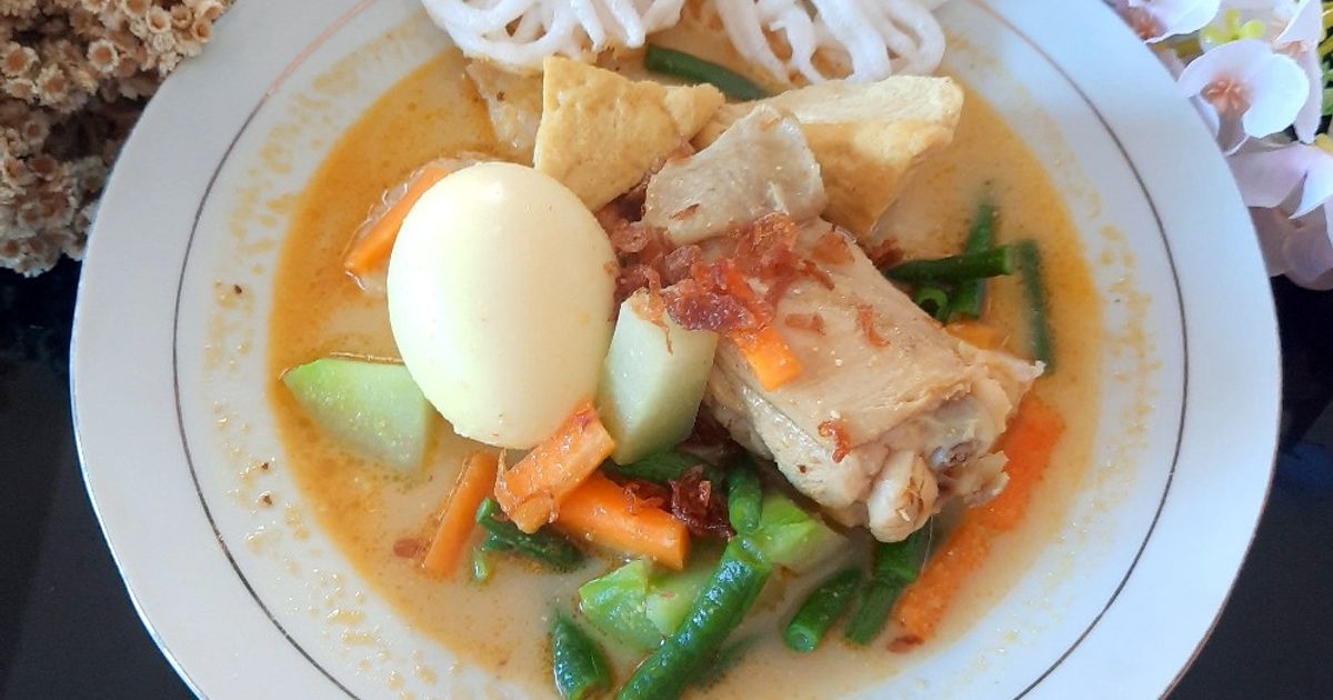 Ketupat Sayur Opor Ayam Telur